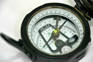 Nautical Pocket Brass Transit Compass Navigational Antique Style Compass with Leather Case for Unisex Camping & Hiking Use